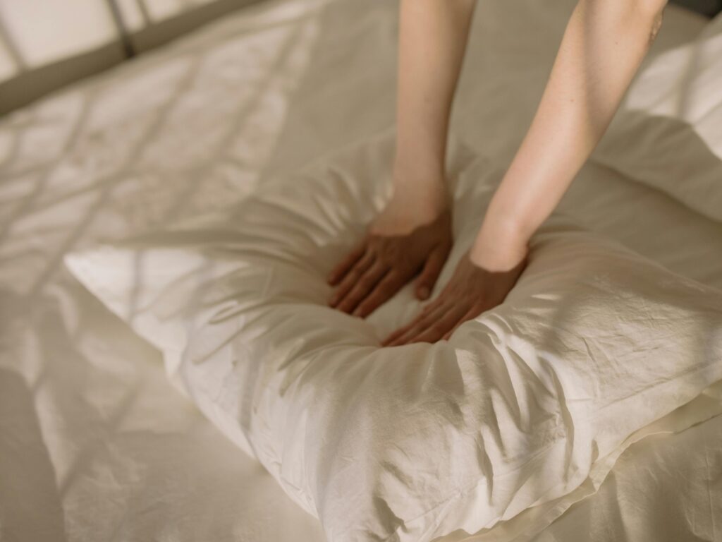 Almohada no ergonómica que no ayuda a evitar dolor de espalda y cuello al dormir fuera de casa