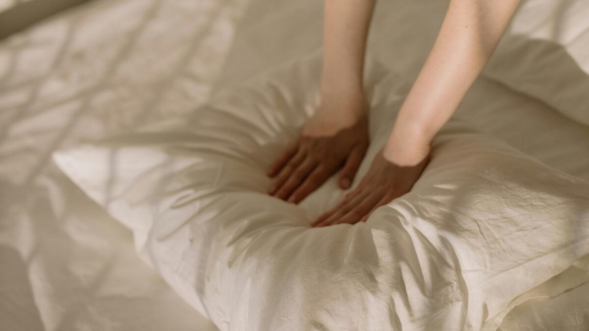 Almohada no ergonómica que no ayuda a evitar dolor de espalda y cuello al dormir fuera de casa