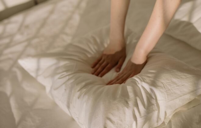 Almohada no ergonómica que no ayuda a evitar dolor de espalda y cuello al dormir fuera de casa