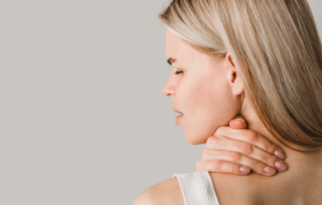 Mujer tocándose el cuello con expresión de molestia, mostrando dolor cervical o tortícolis