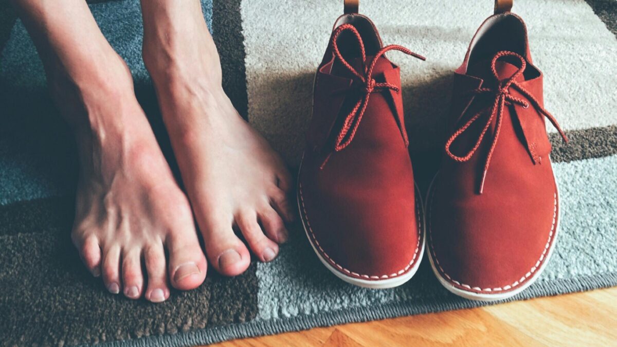 Pies descalzos tras el verano con zapatos de entretiempo en Las Águilas – Aluche, Madrid