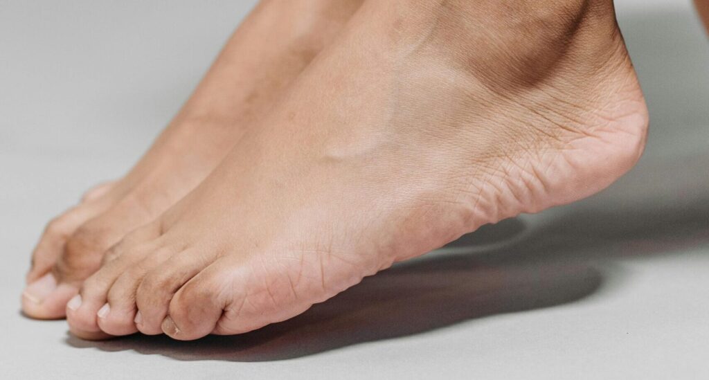 Uñas de los pies sanas y bien cuidadas sin cambios de forma