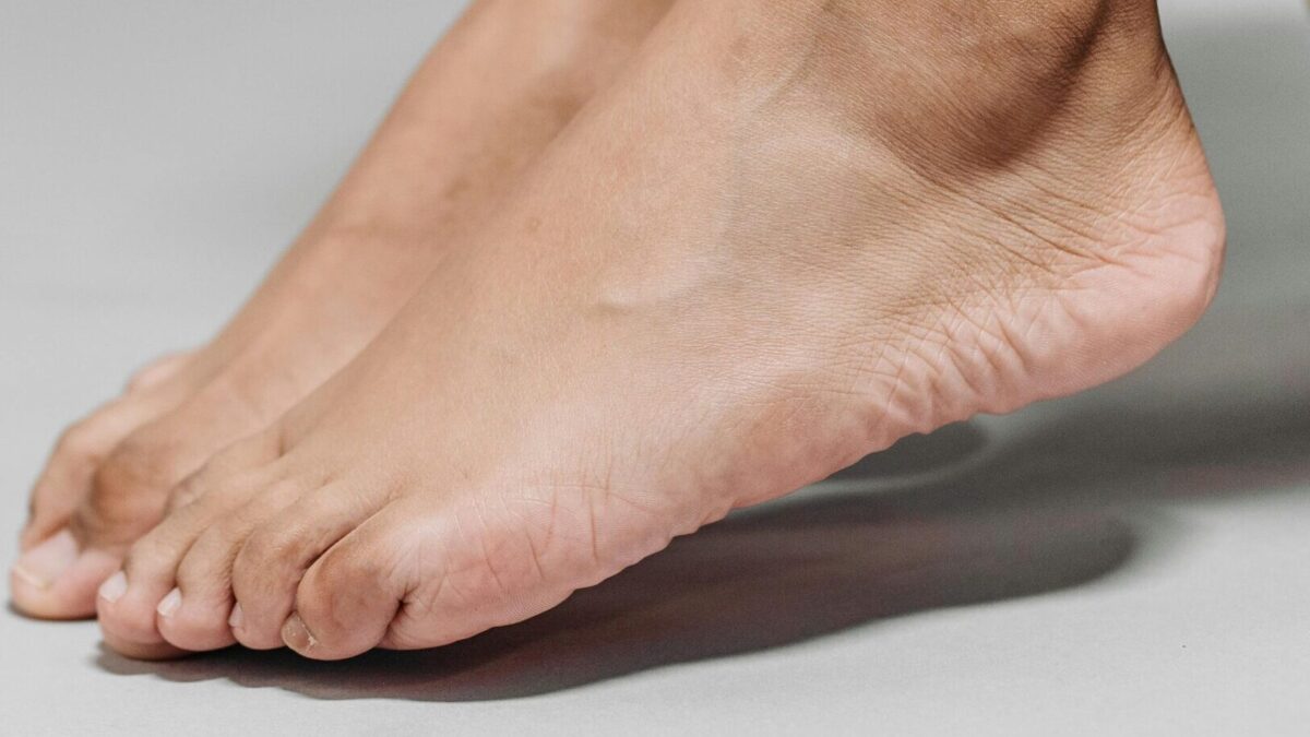 Uñas de los pies sanas y bien cuidadas sin cambios de forma
