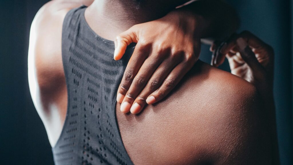 Persona con molestias tras hacer ejercicio, tratamiento de fisioterapia y podología en Las Águilas, Aluche, Madrid