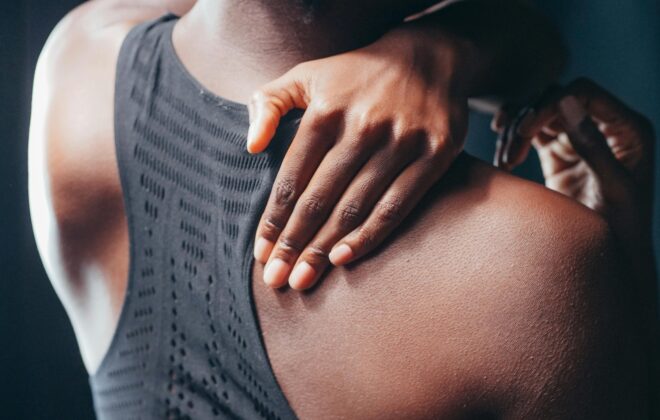 Persona con molestias tras hacer ejercicio, tratamiento de fisioterapia y podología en Las Águilas, Aluche, Madrid