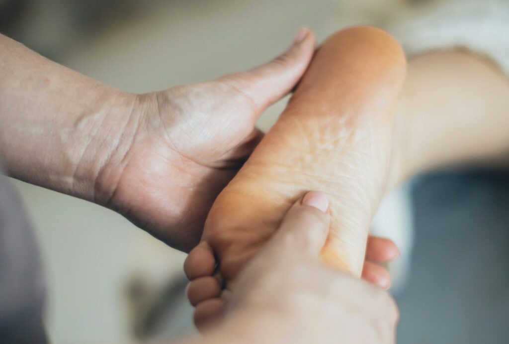 Estiramiento de la fascia plantar para aliviar dolor en Las Águilas y Aluche