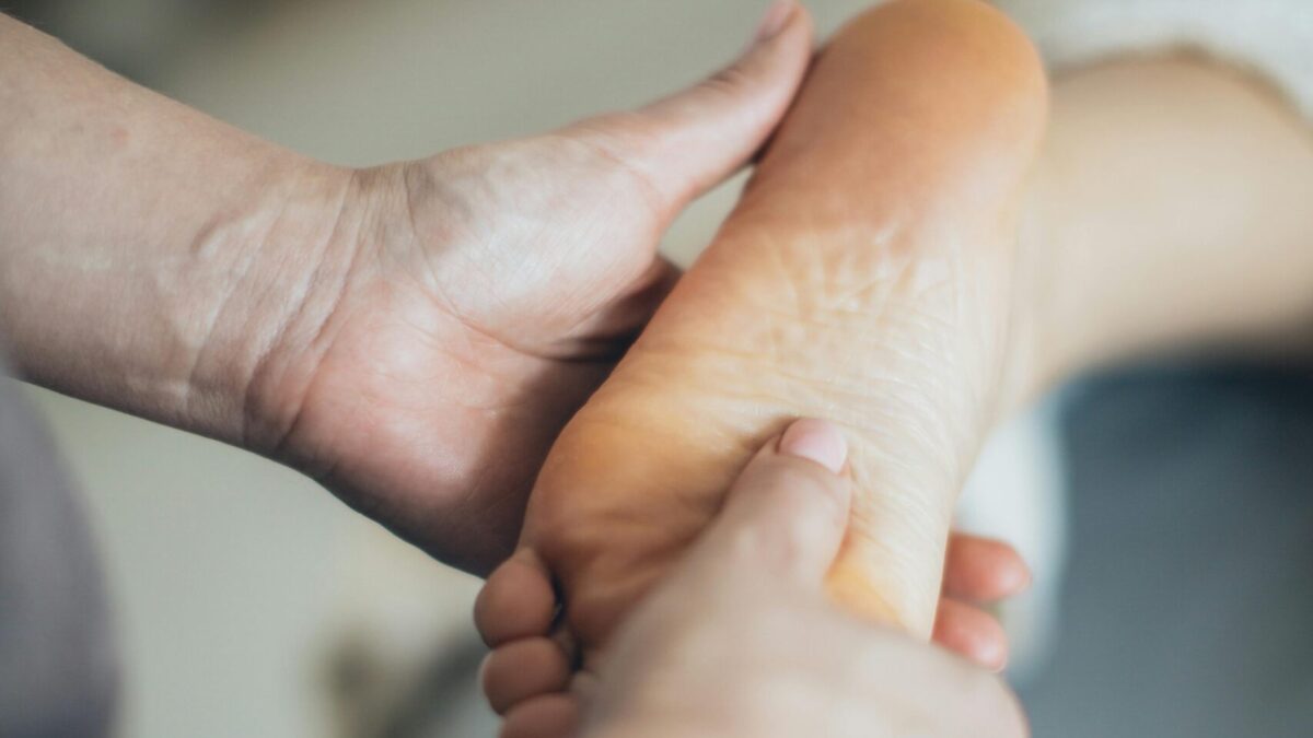 Estiramiento de la fascia plantar para aliviar dolor en Las Águilas y Aluche