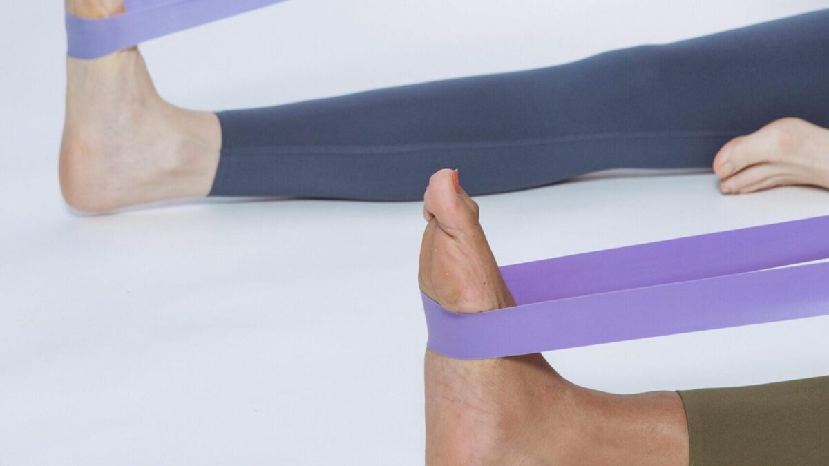 Estiramiento del arco plantar con cinta elástica para fortalecer los músculos del pie
