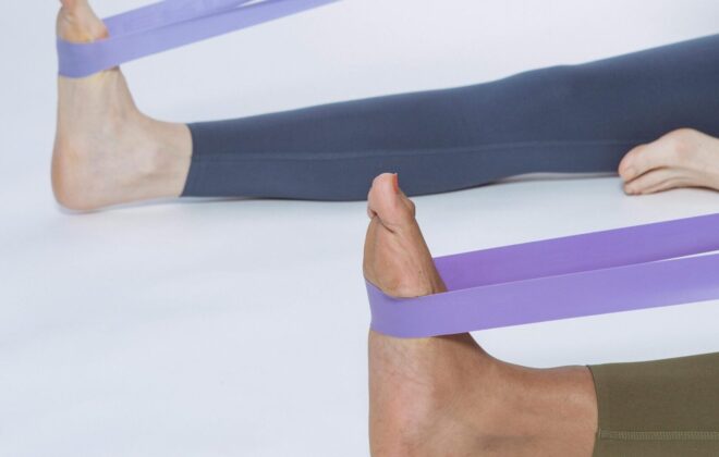 Estiramiento del arco plantar con cinta elástica para fortalecer los músculos del pie