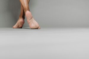 Imagen de la planta del pie mostrando molestias al caminar debido a fascitis plantar. Tratamiento disponible en Centro Fisher, especialistas en fisioterapia y podología en Las Águilas y Aluche, Madrid.