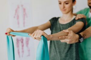 Persona haciendo ejercicios de movilidad o estiramientos guiados por un fisioterapeuta