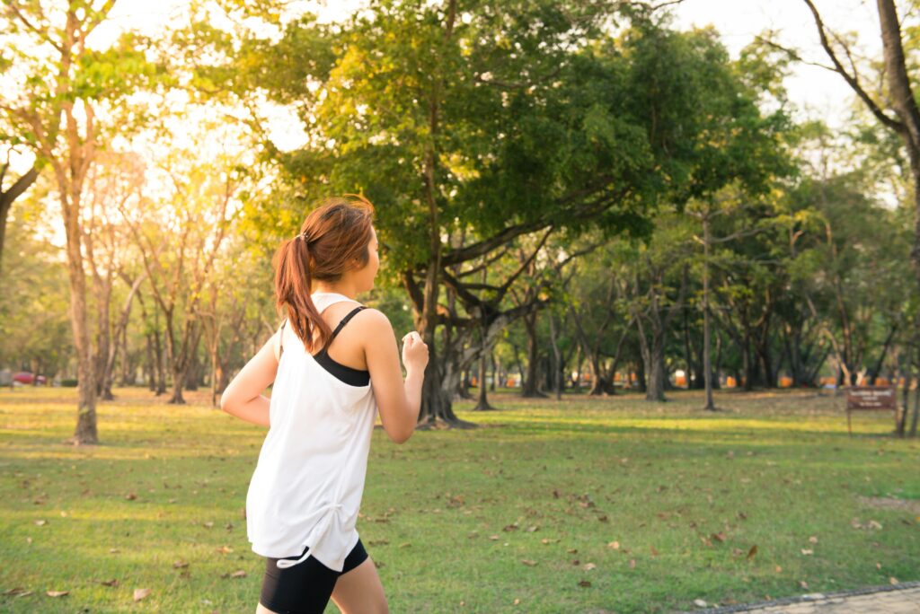 Persona corriendo al aire libre como ejemplo de vuelta al deporte con fisioterapia y podología en Aluche y Las Águilas.