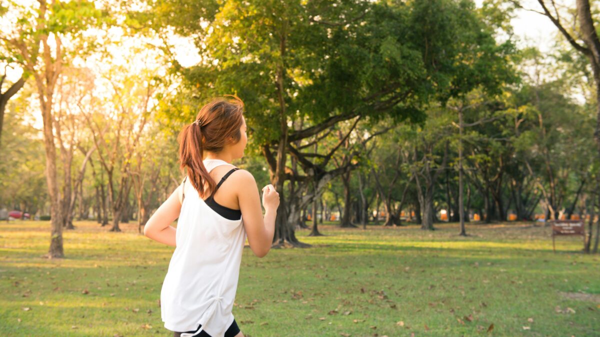 Persona corriendo al aire libre como ejemplo de vuelta al deporte con fisioterapia y podología en Aluche y Las Águilas.