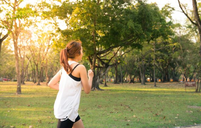 Persona corriendo al aire libre como ejemplo de vuelta al deporte con fisioterapia y podología en Aluche y Las Águilas.