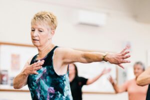 Persona participando en una clase colectiva de gimnasio, ejemplo de vuelta al deporte con fisioterapia y podología en Aluche y Las Águilas.
