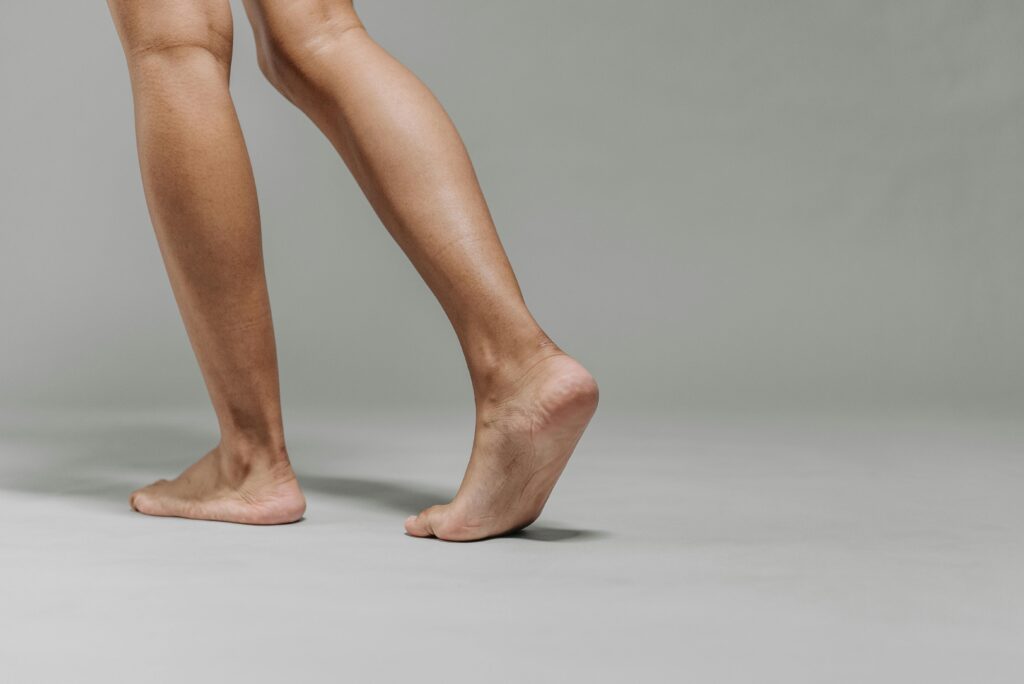 Piernas de una persona con dolor o prevención de trombosis en casa