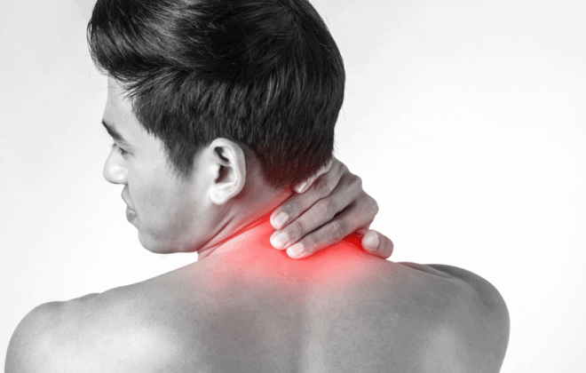 Hombre tocándose el cuello por dolor cervical causado por estrés.
