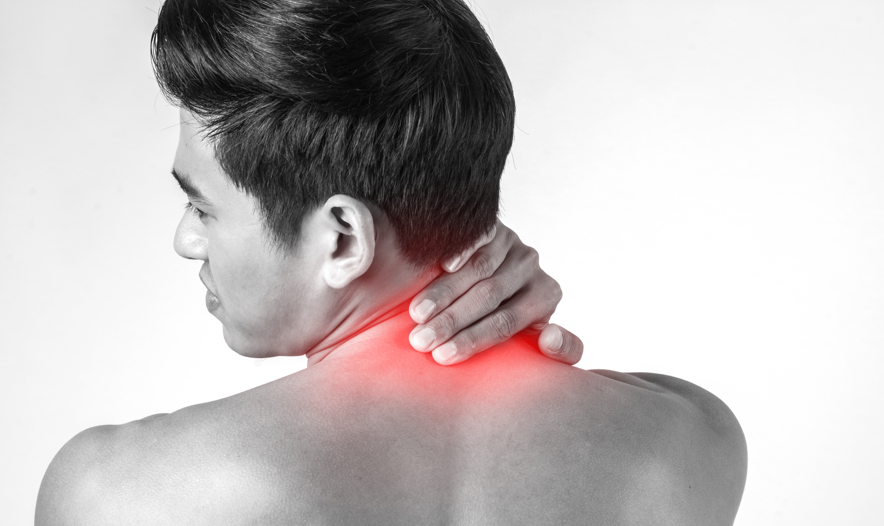 Hombre tocándose el cuello por dolor cervical causado por estrés.