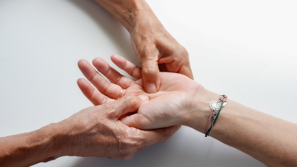 Mano de paciente tratada por fisioterapeuta para aliviar el síndrome del túnel carpiano y el dolor en la muñeca.