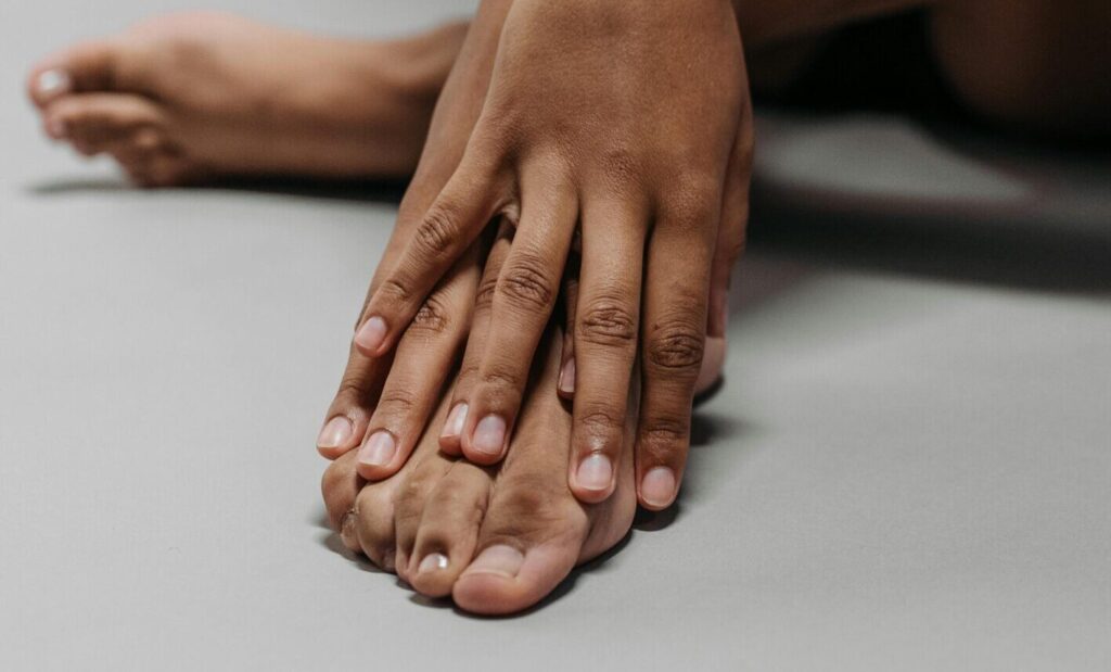 Pies con uñas sanas sin manchas blancas tras tratamiento podológico.