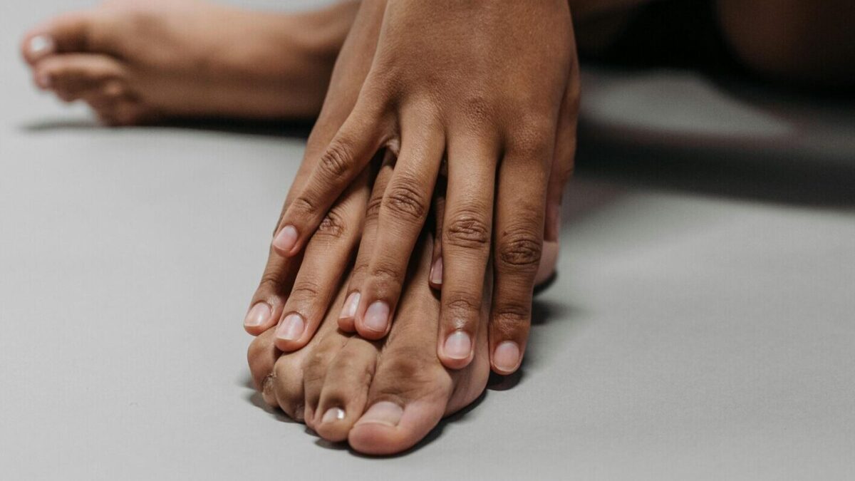 Pies con uñas sanas sin manchas blancas tras tratamiento podológico.