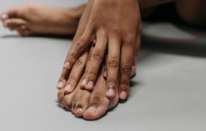 Pies con uñas sanas sin manchas blancas tras tratamiento podológico.