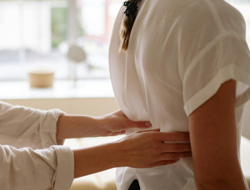 Fisioterapeuta tratando a un paciente con ciática en clínica de fisioterapia