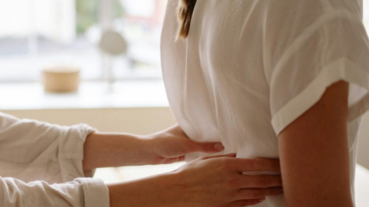 Fisioterapeuta tratando a un paciente con ciática en clínica de fisioterapia