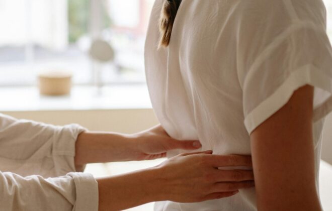 Fisioterapeuta tratando a un paciente con ciática en clínica de fisioterapia