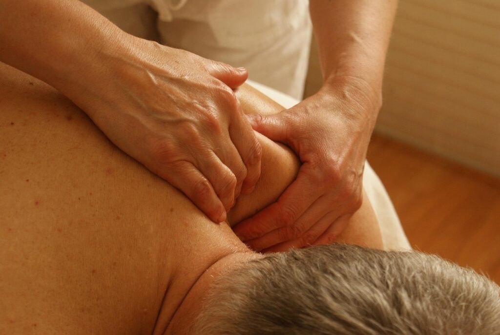 Paciente recibiendo masaje descontracturante por contractura muscular cervical en clínica de fisioterapia.