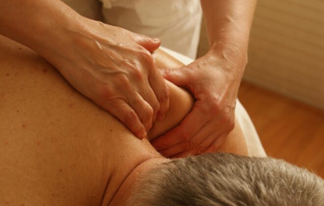Paciente recibiendo masaje descontracturante por contractura muscular cervical en clínica de fisioterapia.