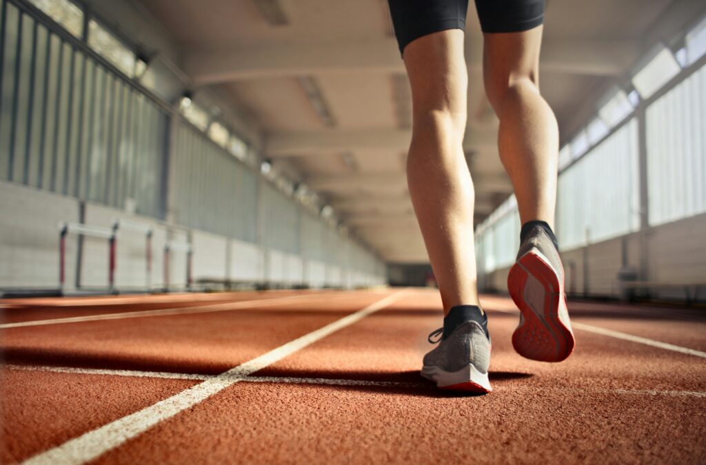 Persona corriendo, ejemplo de cuidado del pie del runner para prevenir lesiones al correr
