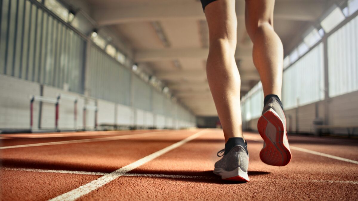 Persona corriendo, ejemplo de cuidado del pie del runner para prevenir lesiones al correr