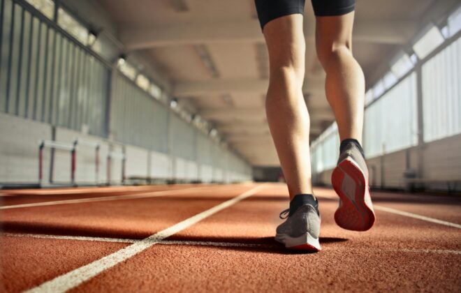 Persona corriendo, ejemplo de cuidado del pie del runner para prevenir lesiones al correr