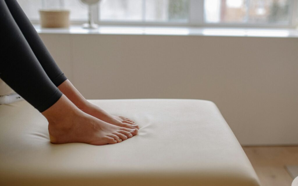 Pies planos en adultos vistos desde atrás, mostrando el hundimiento del arco plantar.