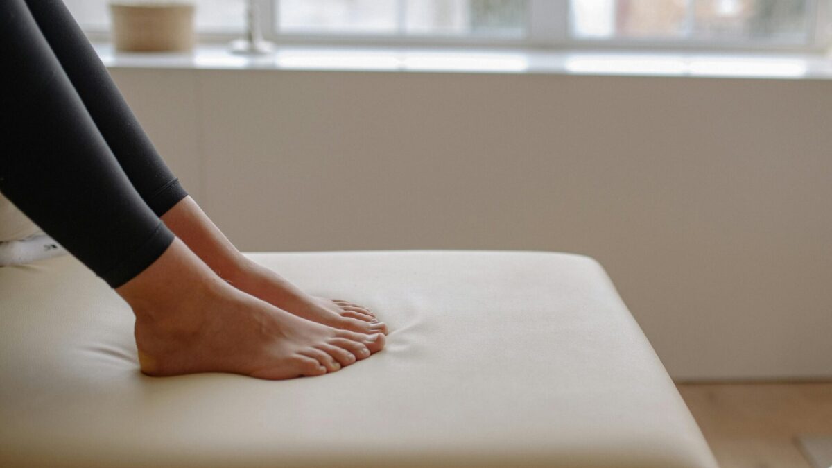 Pies planos en adultos vistos desde atrás, mostrando el hundimiento del arco plantar.