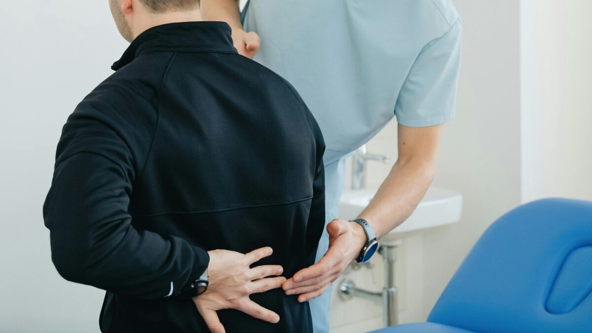 Beneficios de la fisioterapia preventiva en Madrid, paciente tratado por fisioterapeuta