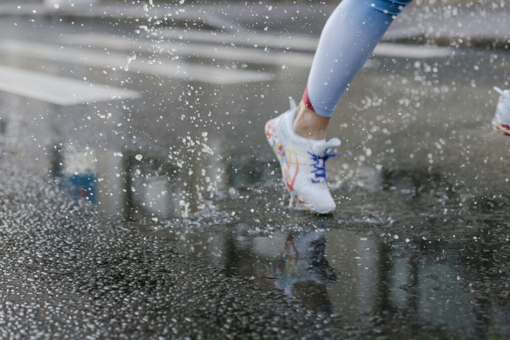 Persona realizando carrera deportiva tras solucionar su pisada de supinador o pronador gracias a un estudio biomecánico de la pisada y tratamiento podológico especializado.