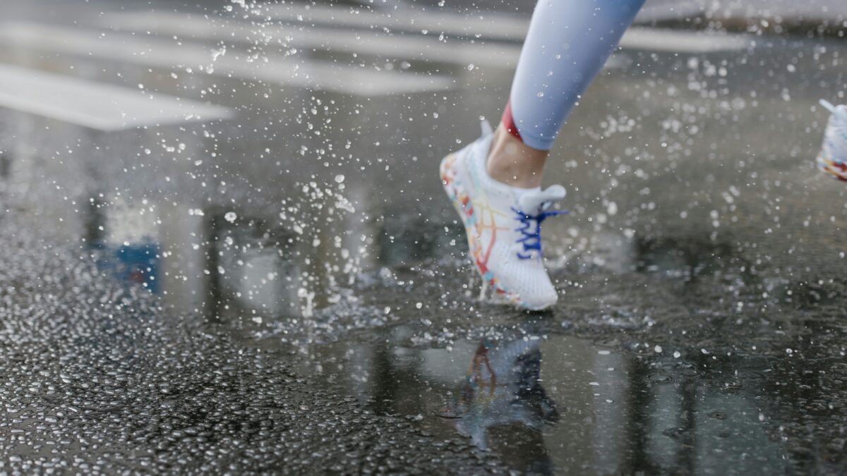 Persona realizando carrera deportiva tras solucionar su pisada de supinador o pronador gracias a un estudio biomecánico de la pisada y tratamiento podológico especializado.
