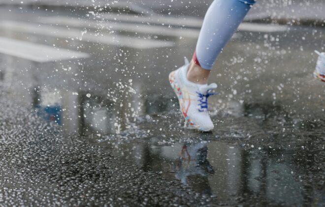 Persona realizando carrera deportiva tras solucionar su pisada de supinador o pronador gracias a un estudio biomecánico de la pisada y tratamiento podológico especializado.