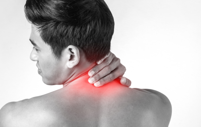 Chico con dolor cervical y mareos en Las Águilas y Aluche recibiendo tratamiento de fisioterapia