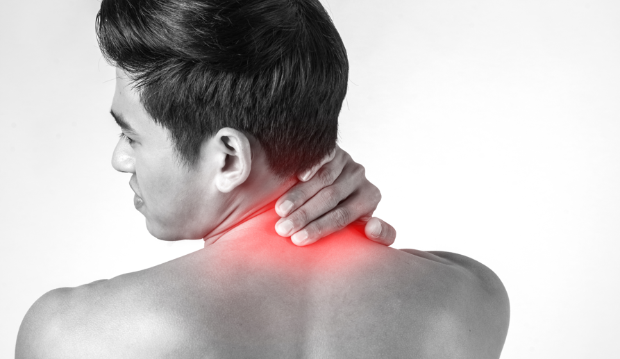 Chico con dolor cervical y mareos en Las Águilas y Aluche recibiendo tratamiento de fisioterapia