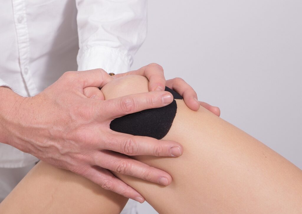 Tratamiento de fisioterapia con ejercicio terapéutico para el dolor de rodilla en clínica especializada