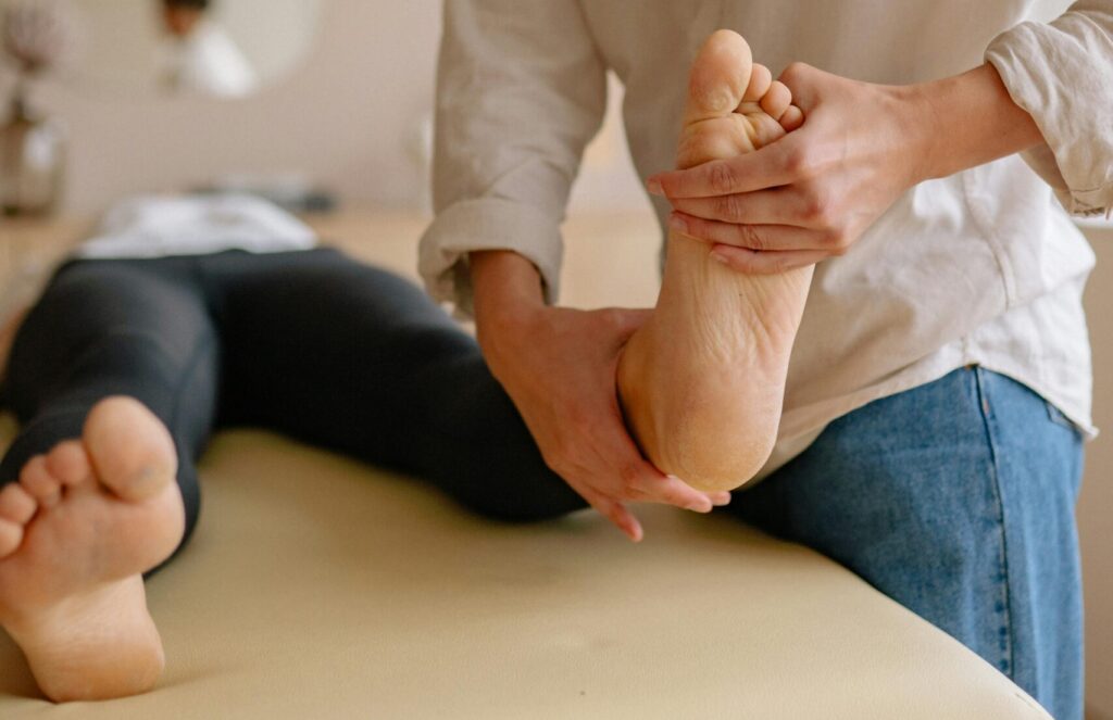 Podólogo y fisioterapeuta tratando un paciente con hallux rigidus