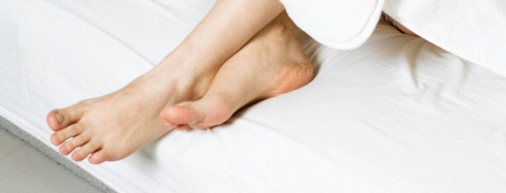 Parestesia en los pies con sensación de hormigueo y entumecimiento en la zona plantar