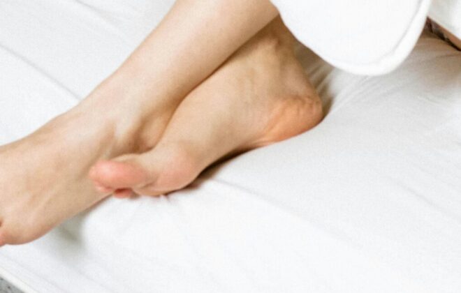 Parestesia en los pies con sensación de hormigueo y entumecimiento en la zona plantar