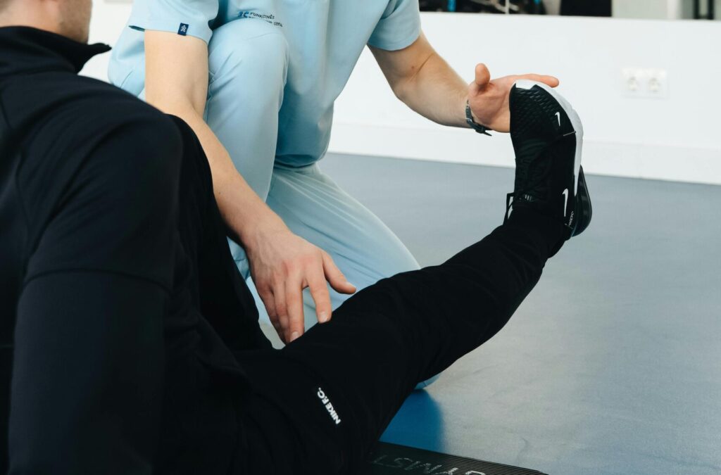 Paciente realizando rehabilitación tras una operación con fisioterapia en Aluche junto a su fisioterapeuta
