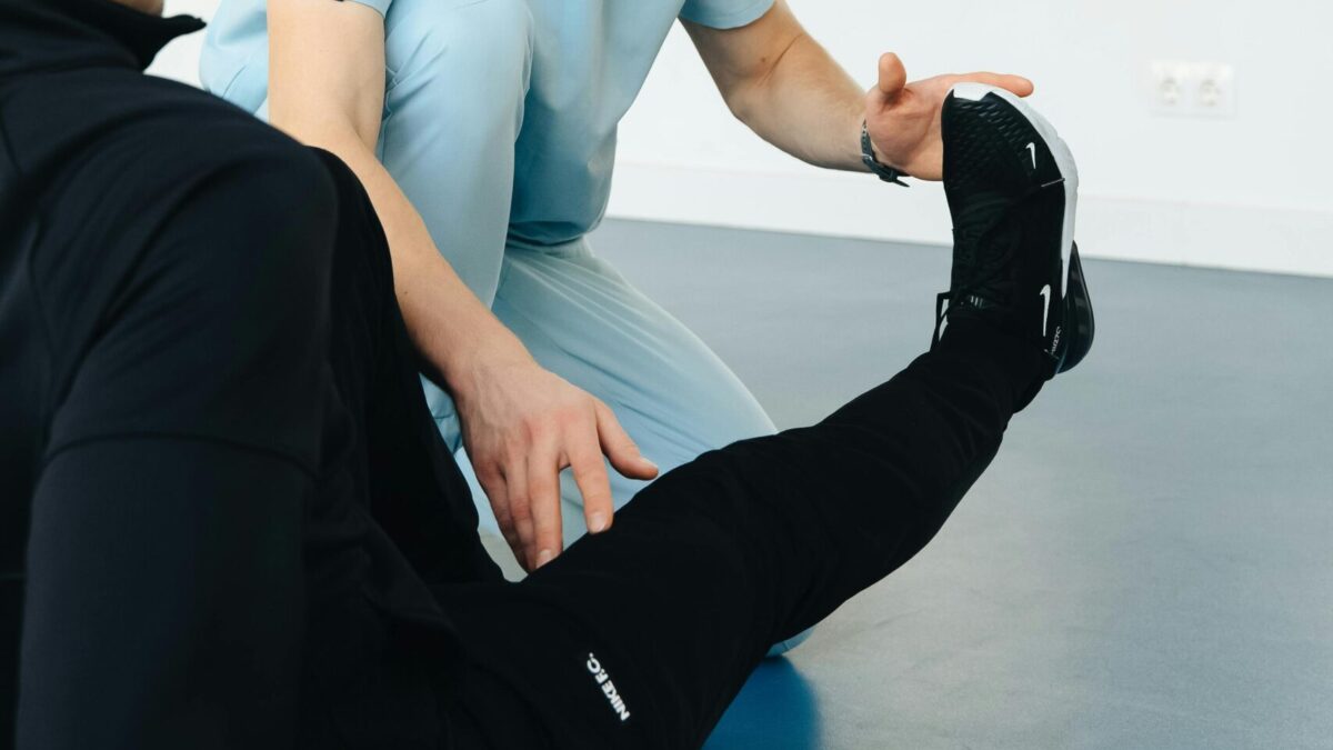 Paciente realizando rehabilitación tras una operación con fisioterapia en Aluche junto a su fisioterapeuta