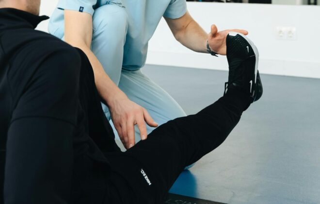 Paciente realizando rehabilitación tras una operación con fisioterapia en Aluche junto a su fisioterapeuta