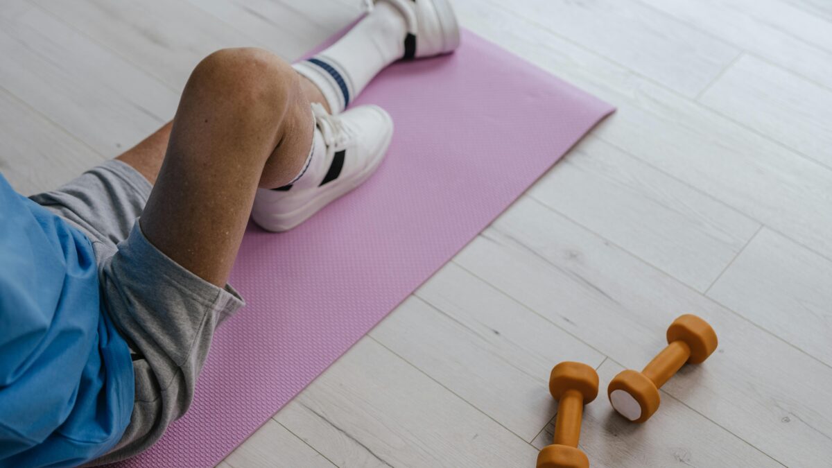 Ejercicio terapéutico guiado por fisioterapeuta para preparar el cuerpo para la primavera e